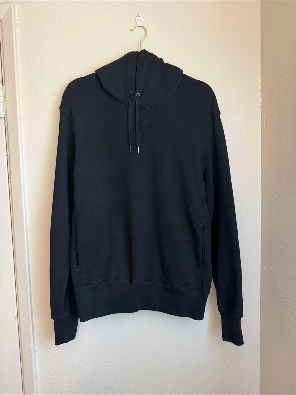 Uniqlo Men's Black Pullover Hoodie